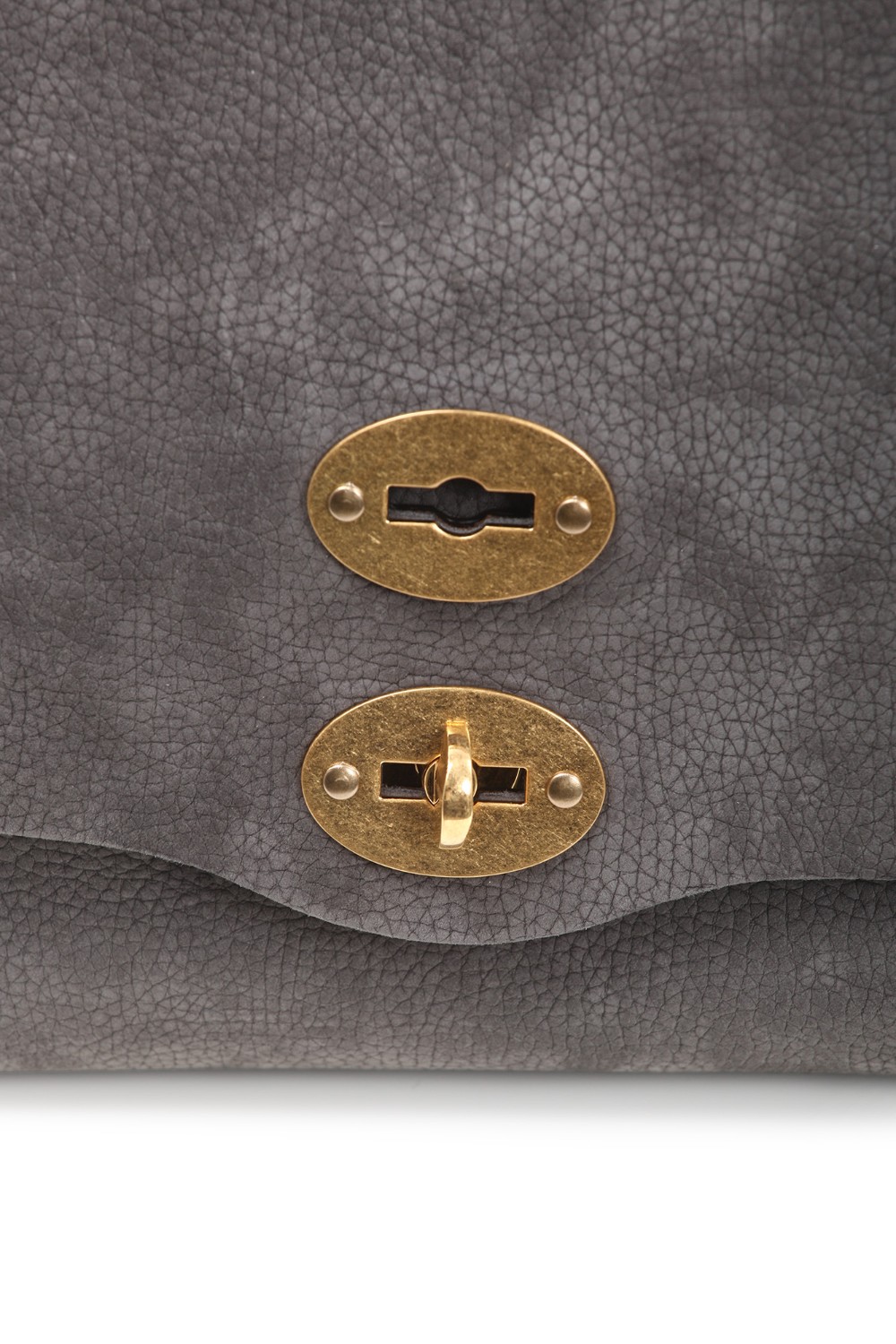 shop ZANELLATO  Borsa: Zanellato borsa small in pelle Nabuk.
Texture supersoft, granulosa e morbida.
Silhouette essenziale impreziosita dai riflessi della doppia chiusura a girello e delle borchie laterali. 
Lo spazio interno è sfoderato, dotato di una tasca. 
La tracolla in pelle regolabile aggiunge un tocco di versatilità a questa borsa piccola firmata Zanellato.
Dimensioni: Larghezza 29 cm, altezza 20 cm, profondità 15 cm, luce del manico 7 cm.
Composizione: 100% pelle di vitello.
Made in Italy.. 068090 S 0070000-Z0105 number 8358868